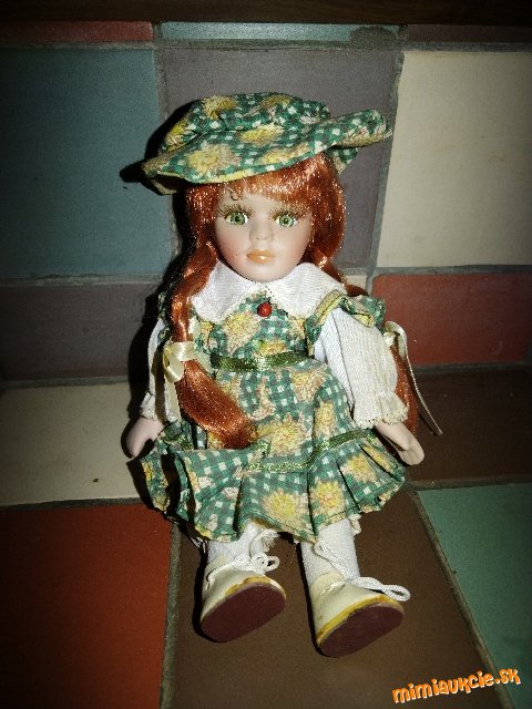 Malá porcelánová bábika