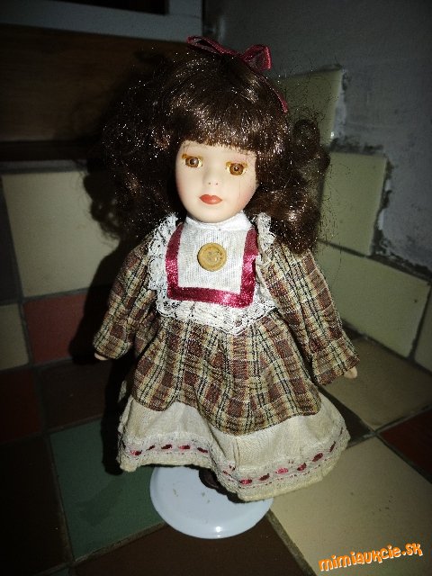 Malá porcelánová bábika