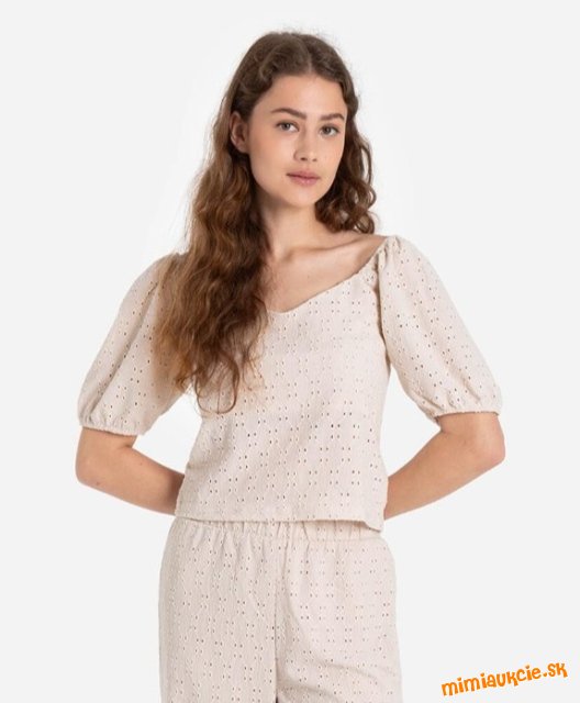 Blúzkové tričko s madeirovou výšivkou