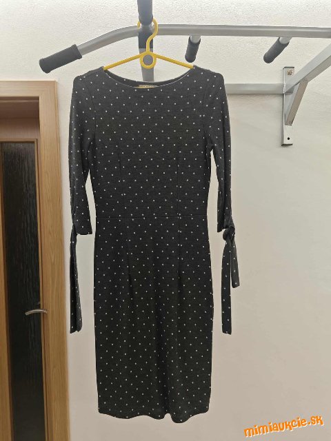 Sivé bodkované úpletové šaty Orsay