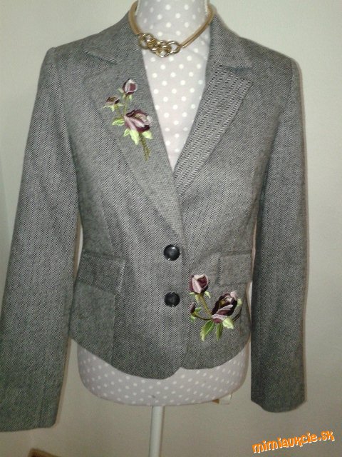 sivé tvídové sako s výšivkou 38