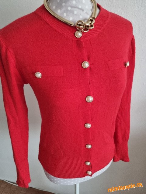 krásny mäkký červený svetrík s perličkovými gombíkmi