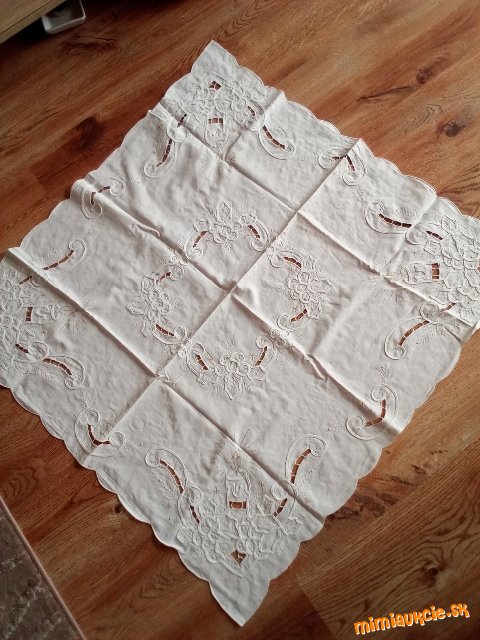 ........ vianočny...... obrus...... bavlnený..... vyšívany....