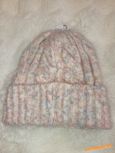 CIAPKA  PASTELOVE  FARBY  S  VISACKOU  AJ AKO DARCEK