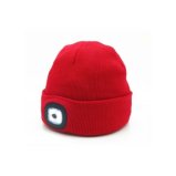Čiapka so svetlom červená