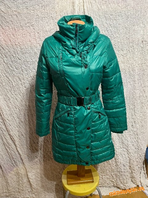 žiarivá zelená páperová bunda s opaskom Orsay