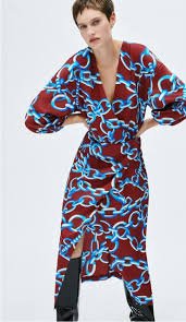 burgundsko modré šaty s retiazkovým motívom