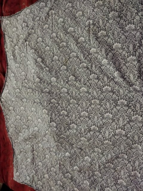 Nádherný veľký sivo-biely obrus s krásnym vzorom