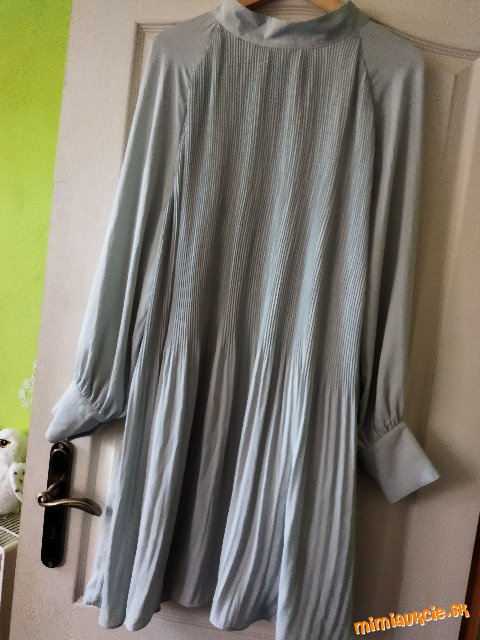 Krásne mentolové plisované šaty č. XXL/50-52