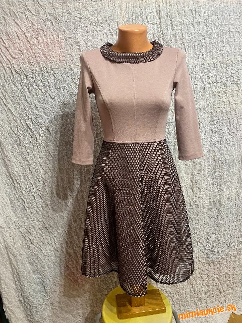 elegantné ružovo čierne šaty Taranko