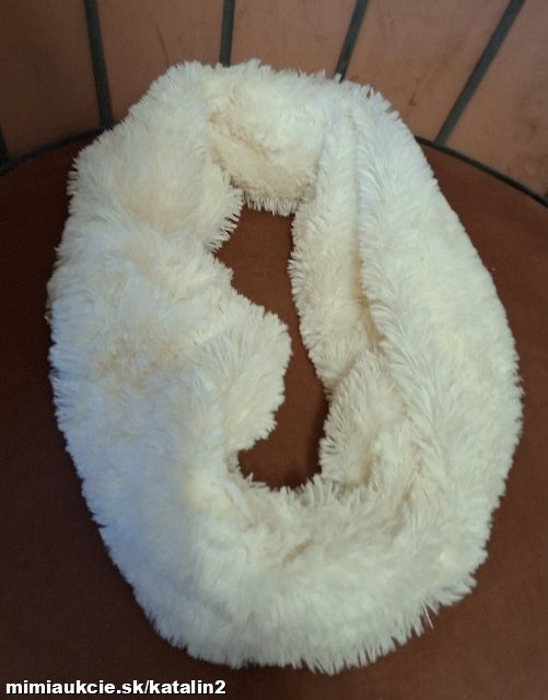 Dámksky nákrčník snehovo biely na chladné jesenné ako aj zimné dní