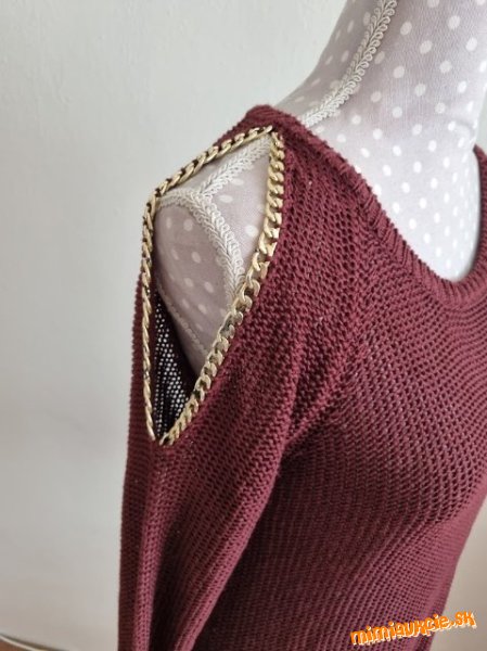 bordový priadzový svetrík s otvormi na rukávoch S