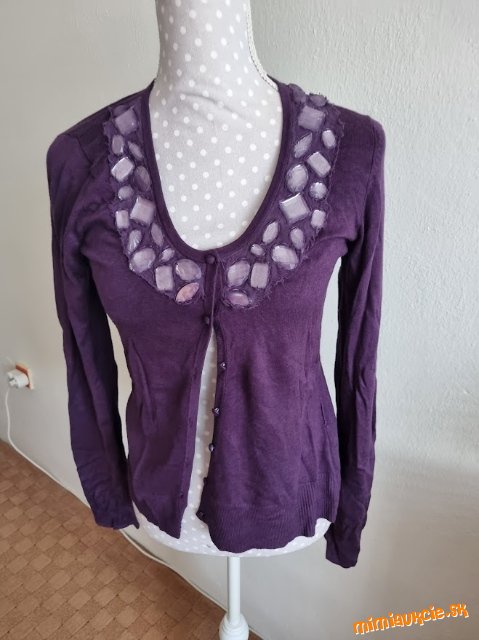 krásny fialový svetrík s kamienkami veľ.M
