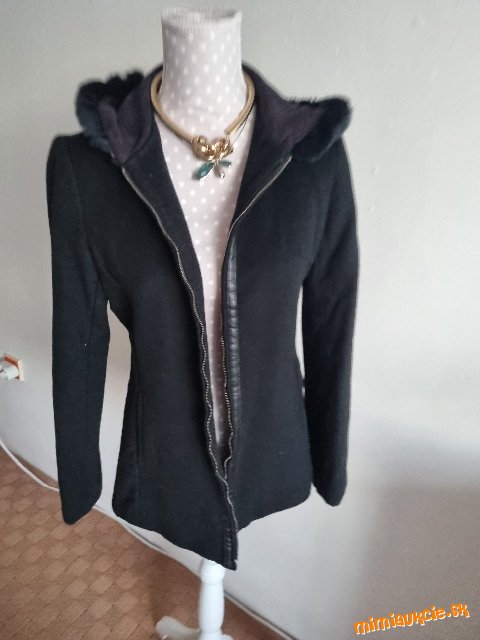 čierny krátky flaušový kabátik s kapucňou a kožušinkou M