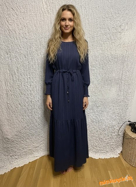 Elegantné dlhé tmavomodré šaty s viazačkou v páse