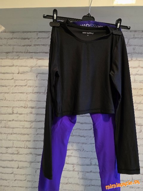 Skvely komplet na cvicenie, top nenoseny leginy asi 5x na sebe
