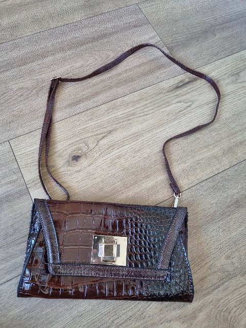 hnedá lakovaná listová kabelka