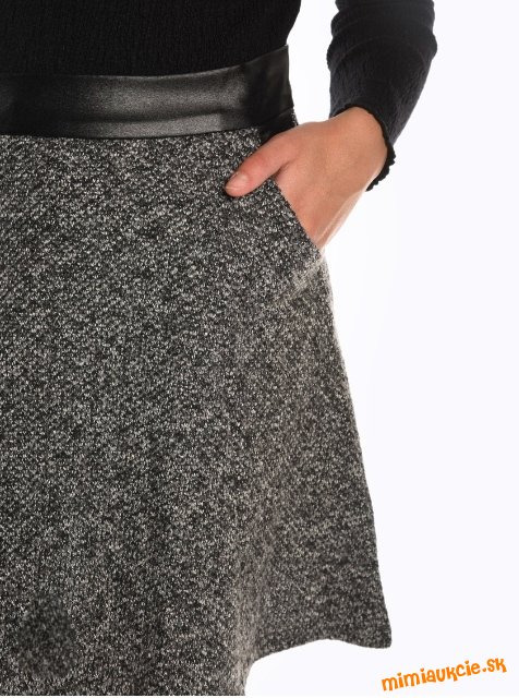 Krasna zimna sukna na zips, super stav