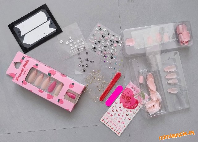 Umelé nechty, pilníky, nálepky / ozdoby
