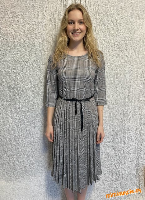 elegantné biznis čierno biele pepitové šaty s plisovanou suknou