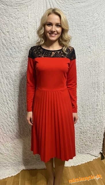 krásne červené úpletové šaty s čiernou čipkou a plisovanou suknou