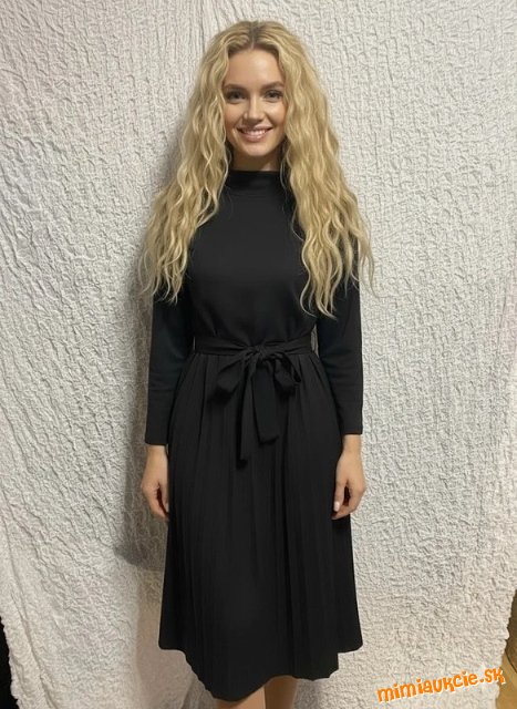 čierne rolákové šaty s plisovanou suknou