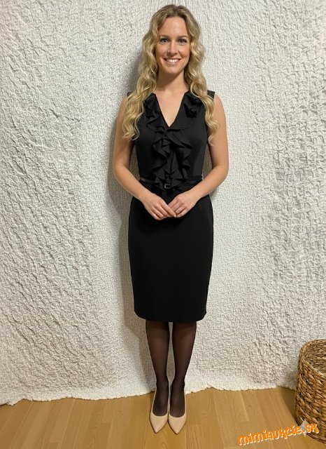 elegantné čierne puzdrové šaty s volánom Reserved