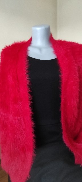 Červený huňaty svetrík