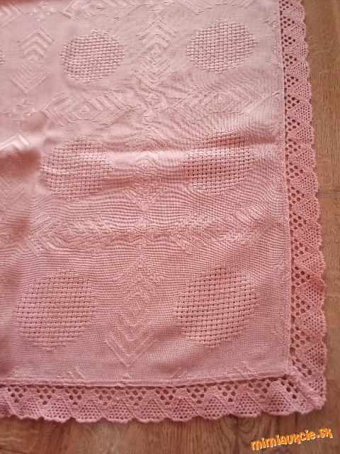 ........ obrus........ staro ružový..... vzorované.... nádherny.... 140 x 260 cm....