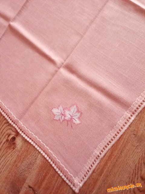....... obrus...... staro ružový..... vyšívany......... 80 x 80 cm.....