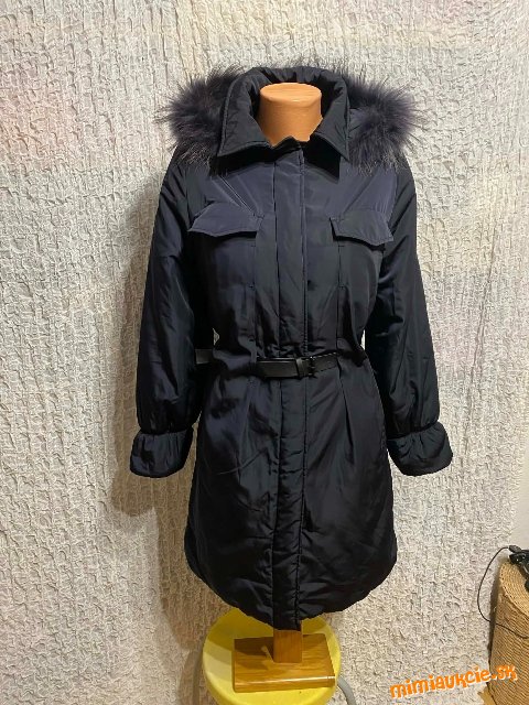 perfektná tmavomodrá teplá bunda Tiffi s pravou prírodnou kožušinou mýval