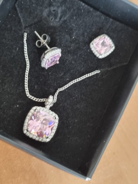 nová sada bižutérie so štvorcovými ružovými očkami