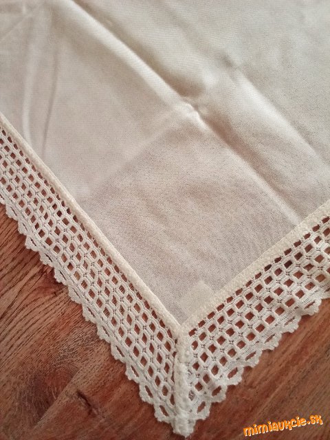 ......... obrus....... maslovy...... čipkovany....... 90 x 90 cm....