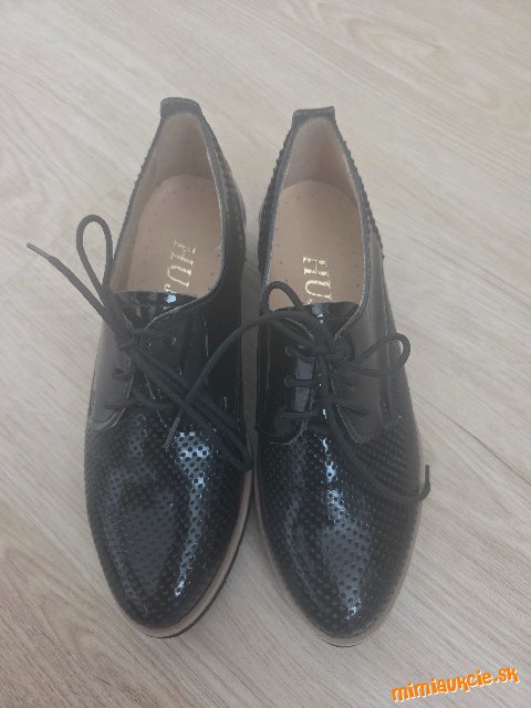 Kožené lakované mokasíny