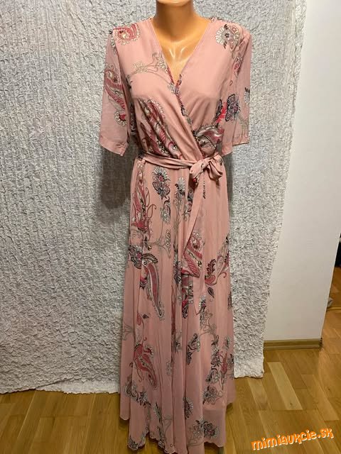 nádherné dlhé ružové šaty s paisley vzorom