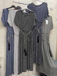 nádherné pruhované tmavomodro biele šaty