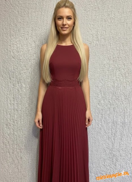 nádherné dlhé burgundské spoločenské šaty s plisovanou suknou