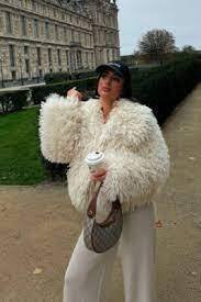 Krásny biely huňatý kožúšok