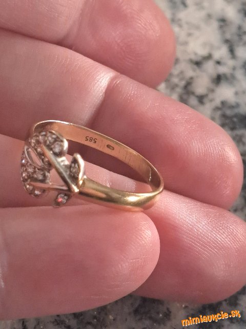 ZLATY SNUBNY PRSTEŇ.....P.C. 400 EUR