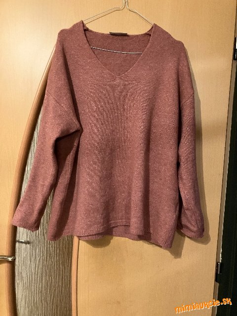 príjemný pulóvrik lososovej farby