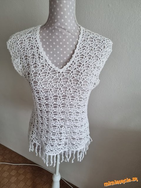 biely hačkovaný top so strapcami veľ. 38