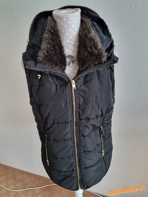 čierna hrubá prešívaná vesta H&M veľ. M