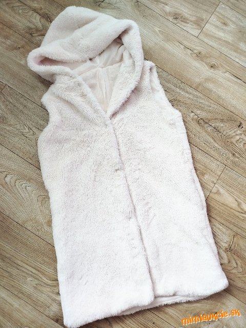 Príjemná mäkkučka biela kozusinkova vesta s kapuckou veľkosť L