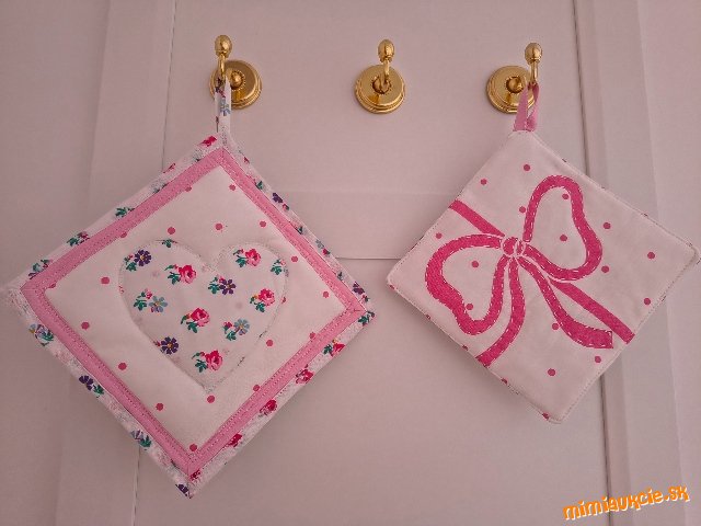 VALENTÍNSKA PODLOŹKA pod horúce hrnce, CHŇAPKA spolu 2 ks