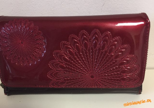 ČERVENÁ PEŇAŽENKA DESIGUAL