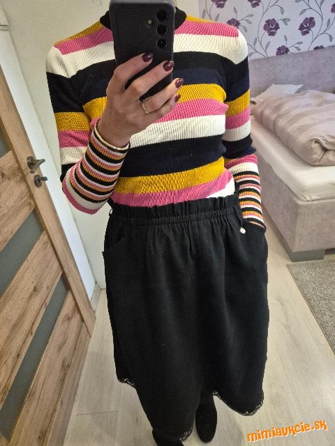 Krásna sukňa s krajkou