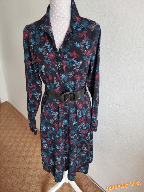 Čierne  šaty s potlacou kvetin Yessica 40