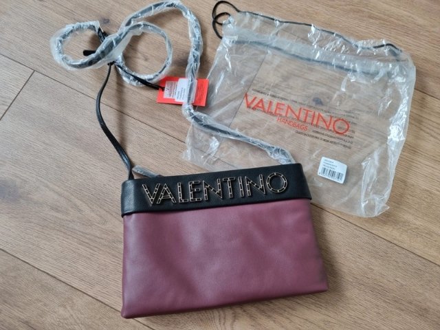 bordovo-čierna kabelka crossody VALENTINO  visačkou