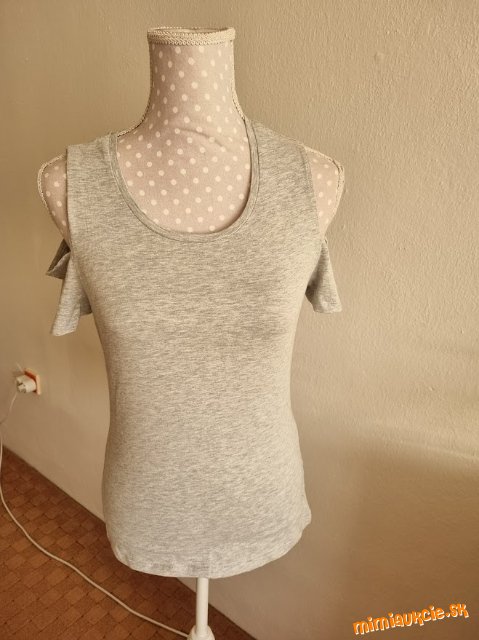 nový sivý top s  otvormi na rukávoch M
