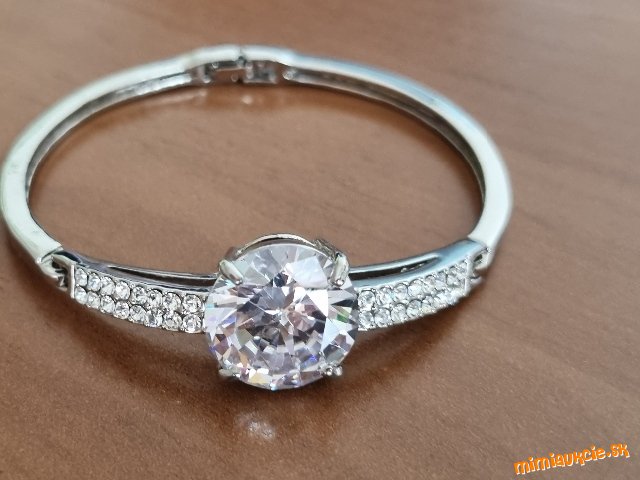 nový žiarivý náramok s veľkým kameňom a malými kamienkami